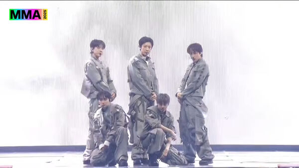 ▲▼D.O.衝回MMA表演！帥氣軍裝合體EXO　狀態超狂「零失誤飆唱5首歌」。（圖／翻攝自Melon YouTube）