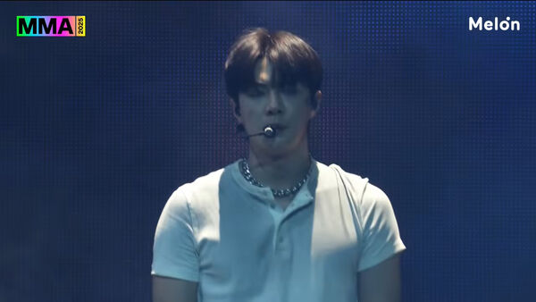 ▲▼D.O.衝回MMA表演！帥氣軍裝合體EXO　狀態超狂「零失誤飆唱5首歌」。（圖／翻攝自Melon YouTube）