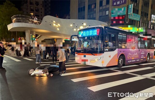 ▲誠品南西店外驚傳車禍。（圖／記者邱中岳翻攝）