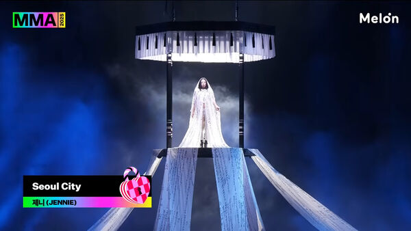 ▲▼ MMA／女王Jennie從天而降！唱到〈Like Jennie〉脫了　全場被辣瘋。（圖／翻攝自Melon YouTube）