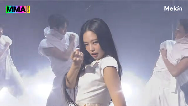 ▲▼ MMA／女王Jennie從天而降！唱到〈Like Jennie〉脫了　全場被辣瘋。（圖／翻攝自Melon YouTube）