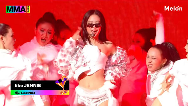 ▲▼ MMA／女王Jennie從天而降！唱到〈Like Jennie〉脫了　全場被辣瘋。（圖／翻攝自Melon YouTube）