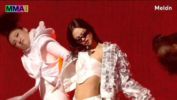 ▲▼ MMA／女王Jennie從天而降！唱到〈Like Jennie〉脫了　全場被辣瘋。（圖／翻攝自Melon YouTube）