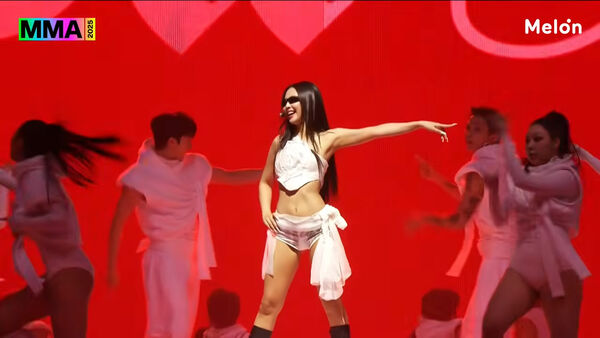 ▲▼ MMA／女王Jennie從天而降！唱到〈Like Jennie〉脫了　全場被辣瘋。（圖／翻攝自Melon YouTube）