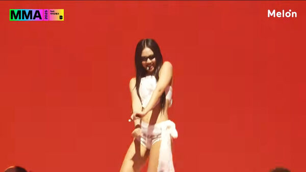 ▲▼ MMA／女王Jennie唱到〈Like Jennie〉脫了　全場被辣瘋。（圖／翻攝自Melon YouTube）