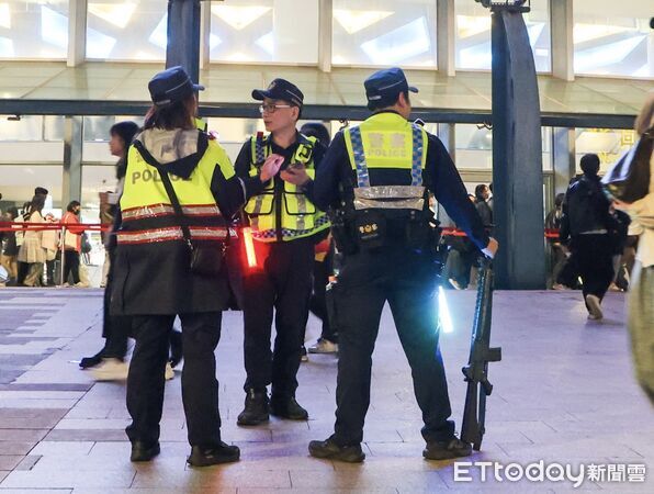 ▲▼ 宇宙人[ &alpha;：回到未來1986 ] 台北小巨蛋演唱會 -警察戒備。（圖／記者黃克翔攝）