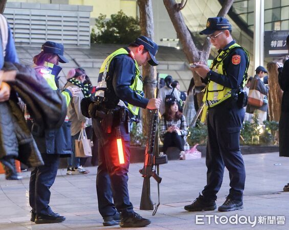 ▲▼ 宇宙人[ &alpha;：回到未來1986 ] 台北小巨蛋演唱會 -警察戒備。（圖／記者黃克翔攝）