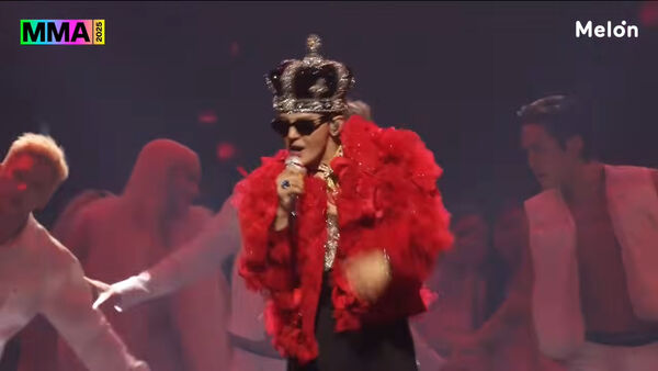 ▲▼MMA／王者GD深V開到胸下！太陽、大聲驚喜現身大螢幕　全場嗨了。（圖／翻攝自Melon YouTube）