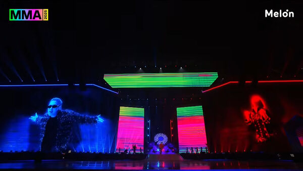 ▲▼MMA／王者GD深V開到胸下！太陽、大聲驚喜現身大螢幕　全場嗨了。（圖／翻攝自Melon YouTube）