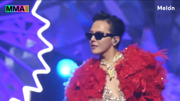 ▲▼MMA／王者GD深V開到胸下！太陽、大聲驚喜現身大螢幕　全場嗨了。（圖／翻攝自Melon YouTube）