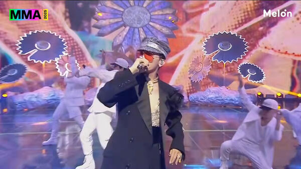 ▲▼MMA／王者GD深V開到胸下！太陽、大聲驚喜現身大螢幕　全場嗨了。（圖／翻攝自Melon YouTube）