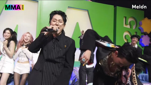 ▲▼MMA／王者GD深V開到胸下！太陽、大聲驚喜現身大螢幕　全場嗨了。（圖／翻攝自Melon YouTube）