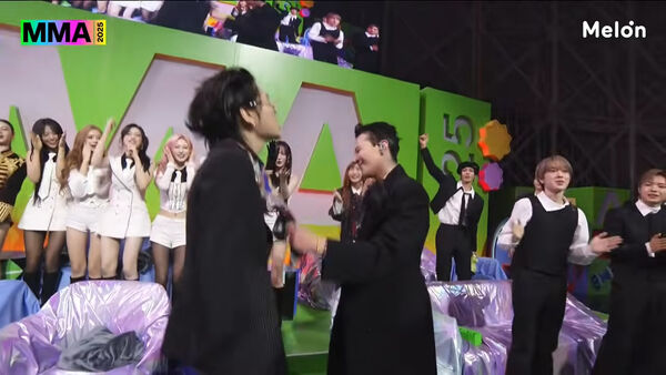 ▲▼MMA／王者GD深V開到胸下！太陽、大聲驚喜現身大螢幕　全場嗨了。（圖／翻攝自Melon YouTube）