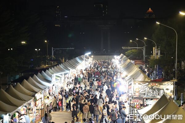 v▲「2026台南好young」耶誕搖滾演唱會20日晚間登場，籃籃與李多慧主持，現場氣氛熱烈。（記者林東良翻攝，下同）