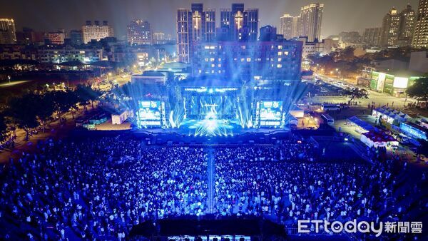 v▲「2026台南好young」耶誕搖滾演唱會20日晚間登場，籃籃與李多慧主持，現場氣氛熱烈。（記者林東良翻攝，下同）