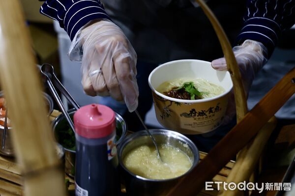 ▲黃偉哲20日晚間現身「2026台南好Young」耶誕演唱會後台，準備台南小吃為藝人應援。（記者林東良翻攝，下同）