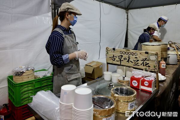 ▲黃偉哲20日晚間現身「2026台南好Young」耶誕演唱會後台，準備台南小吃為藝人應援。（記者林東良翻攝，下同）