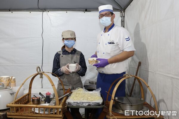 ▲黃偉哲20日晚間現身「2026台南好Young」耶誕演唱會後台，準備台南小吃為藝人應援。（記者林東良翻攝，下同）