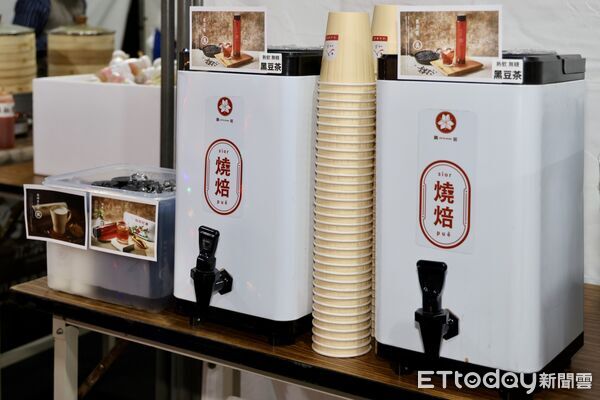 ▲黃偉哲20日晚間現身「2026台南好Young」耶誕演唱會後台，準備台南小吃為藝人應援。（記者林東良翻攝，下同）