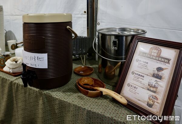 ▲黃偉哲20日晚間現身「2026台南好Young」耶誕演唱會後台，準備台南小吃為藝人應援。（記者林東良翻攝，下同）