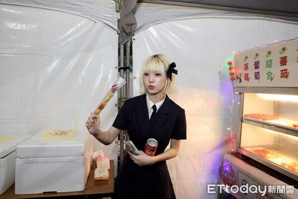▲黃偉哲20日晚間現身「2026台南好Young」耶誕演唱會後台，準備台南小吃為藝人應援。（記者林東良翻攝，下同）
