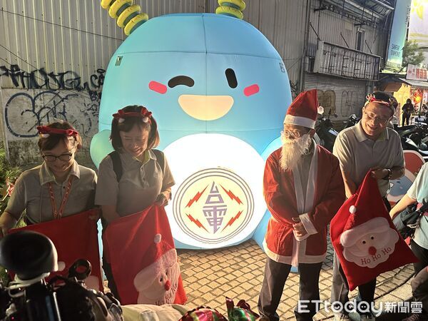 ▲台電攜手海安商圈推出聖誕限定「節電列車」，吸引民眾闖關體驗節電樂趣。（記者林東良翻攝，下同）