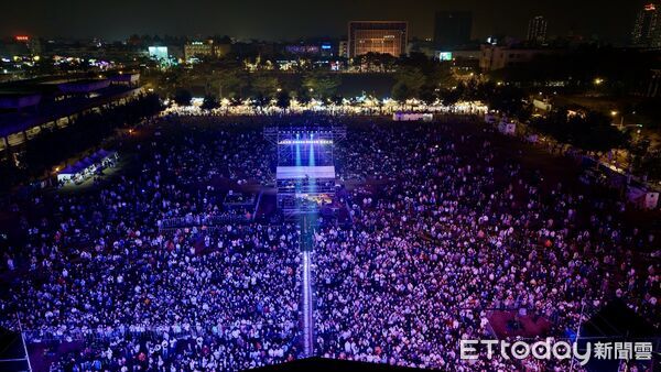 ▲「2026台南好young」耶誕搖滾演唱會在永華市政中心開唱，現場湧入超過15萬人次。（記者林東良翻攝，下同）