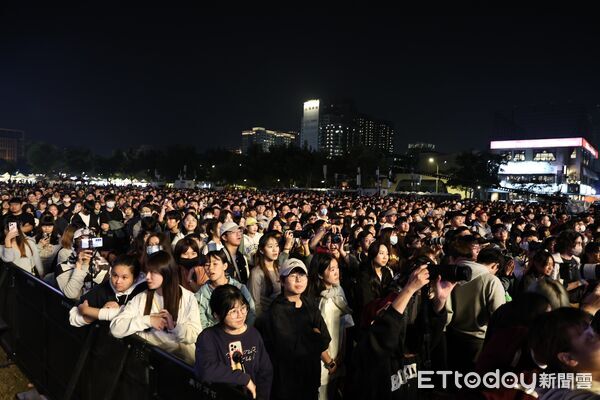 ▲「2026台南好young」耶誕搖滾演唱會在永華市政中心開唱，現場湧入超過15萬人次。（記者林東良翻攝，下同）