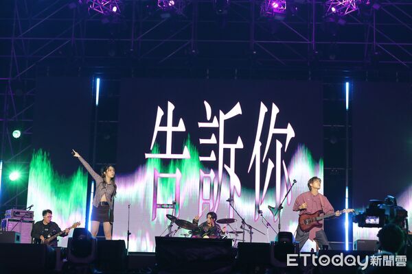 ▲「2026台南好young」耶誕搖滾演唱會在永華市政中心開唱，現場湧入超過15萬人次。（記者林東良翻攝，下同）