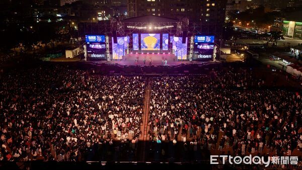 ▲「2026台南好young」耶誕搖滾演唱會在永華市政中心開唱，現場湧入超過15萬人次，市長黃偉哲驚喜上台大跳撒嬌舞，逗樂全場觀眾。（圖／記者林東良翻攝，下同）