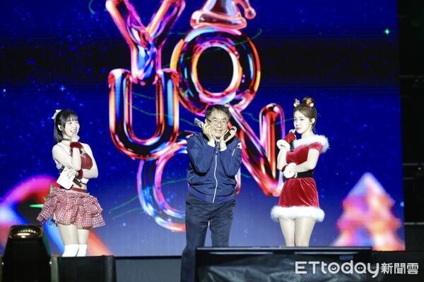 ▲「2026台南好young」耶誕搖滾演唱會在永華市政中心開唱，現場湧入超過15萬人次，市長黃偉哲驚喜上台大跳撒嬌舞，逗樂全場觀眾。（圖／記者林東良翻攝，下同）