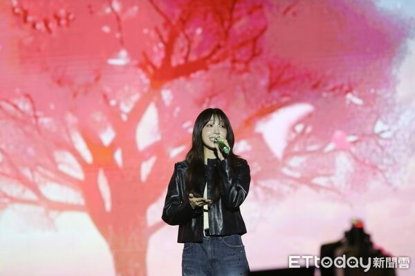 ▲「2026台南好young」耶誕搖滾演唱會在永華市政中心開唱，現場湧入超過15萬人次，市長黃偉哲驚喜上台大跳撒嬌舞，逗樂全場觀眾。（圖／記者林東良翻攝，下同）