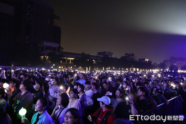 ▲「2026台南好young」耶誕搖滾演唱會在永華市政中心開唱，現場湧入超過15萬人次，市長黃偉哲驚喜上台大跳撒嬌舞，逗樂全場觀眾。（圖／記者林東良翻攝，下同）