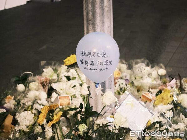 ▲▼張文隨機攻擊案，民眾在中山站外、誠品南西店獻花悼念。（圖／記者楊庭蒝攝）