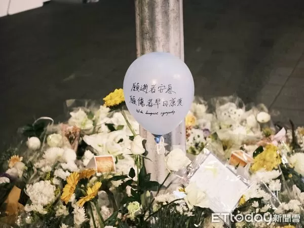 ▲▼張文隨機攻擊案，民眾在中山站外、誠品南西店獻花悼念。（圖／記者楊庭蒝攝）