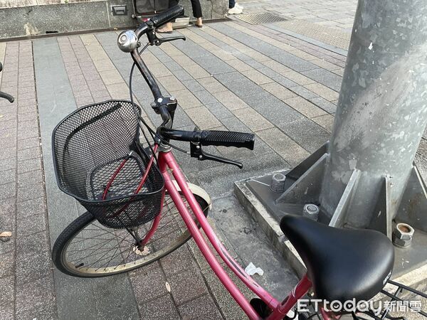▲中山區建國北路民權東路口發生遊覽車擦撞單車意外，所幸老婦送醫後並無大礙。（圖／記者張君豪翻攝）