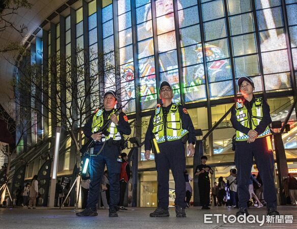 ▲松山警方在台北小巨蛋周遭捷運站出入口佈署持長槍警力維安。（圖／記者張君豪翻攝）