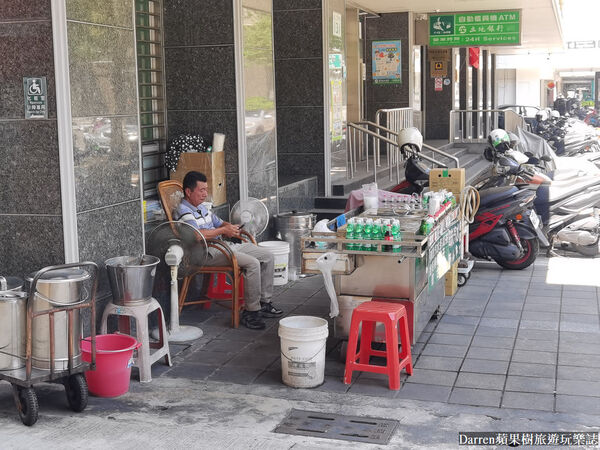 ▲▼高雄鹽埕區必喝飲品推薦「阿婆彈珠汽水綜合茶」，酸甜消暑的在地古早味飲料。（圖／部落客DARREN提供）