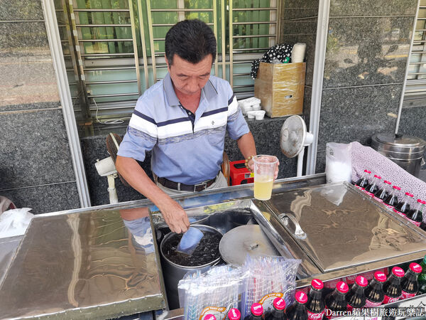▲▼高雄鹽埕區必喝飲品推薦「阿婆彈珠汽水綜合茶」，酸甜消暑的在地古早味飲料。（圖／部落客DARREN提供）