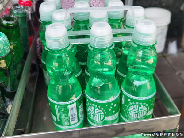 ▲▼高雄鹽埕區必喝飲品推薦「阿婆彈珠汽水綜合茶」，酸甜消暑的在地古早味飲料。（圖／部落客DARREN提供）