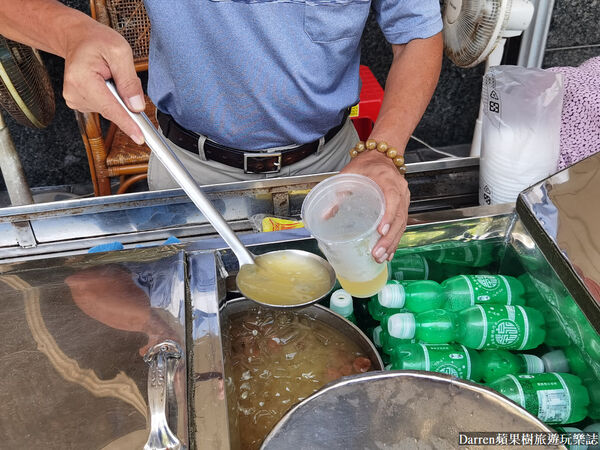 ▲▼高雄鹽埕區必喝飲品推薦「阿婆彈珠汽水綜合茶」，酸甜消暑的在地古早味飲料。（圖／部落客DARREN提供）