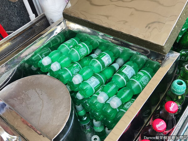 ▲▼高雄鹽埕區必喝飲品推薦「阿婆彈珠汽水綜合茶」，酸甜消暑的在地古早味飲料。（圖／部落客DARREN提供）