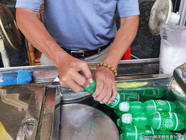 ▲▼高雄鹽埕區必喝飲品推薦「阿婆彈珠汽水綜合茶」，酸甜消暑的在地古早味飲料。（圖／部落客DARREN提供）
