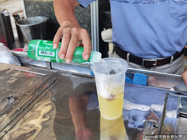 ▲▼高雄鹽埕區必喝飲品推薦「阿婆彈珠汽水綜合茶」，酸甜消暑的在地古早味飲料。（圖／部落客DARREN提供）