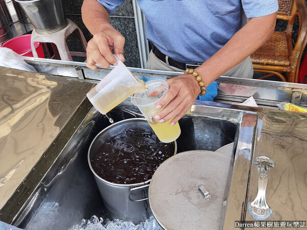 ▲▼高雄鹽埕區必喝飲品推薦「阿婆彈珠汽水綜合茶」，酸甜消暑的在地古早味飲料。（圖／部落客DARREN提供）