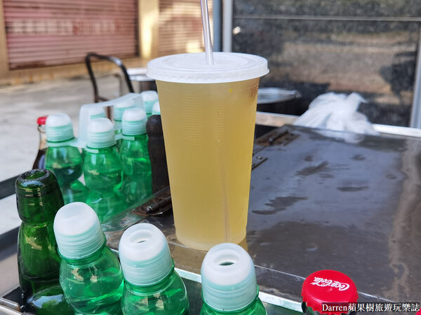 ▲▼高雄鹽埕區必喝飲品推薦「阿婆彈珠汽水綜合茶」，酸甜消暑的在地古早味飲料。（圖／部落客DARREN提供）