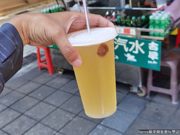 ▲▼高雄鹽埕區必喝飲品推薦「阿婆彈珠汽水綜合茶」，酸甜消暑的在地古早味飲料。（圖／部落客DARREN提供）