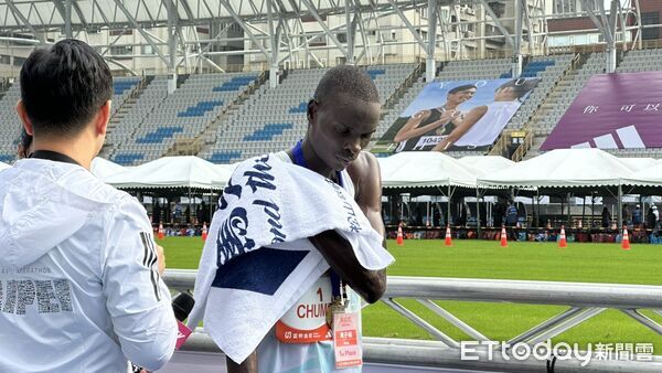 ▲▼首度來台的肯亞好手瓊巴（Bethwel Kibet Chumba）以2小時9分鐘31秒拿下2025年台北馬拉松全馬男子第一。（圖／記者蔡厚瑄攝）