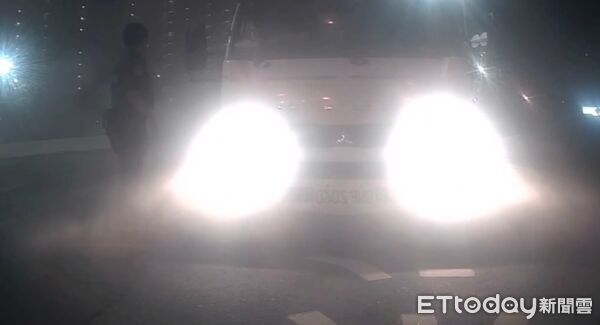 ▲▼左營舊城圓環竄白煙，目擊民眾嚇壞 。（圖／記者許宥孺翻攝）