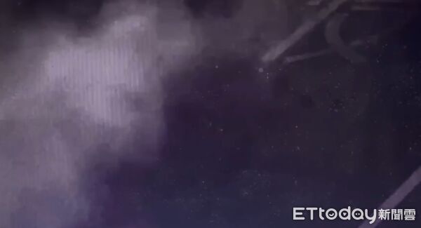 ▲▼左營舊城圓環竄白煙，目擊民眾嚇壞 。（圖／記者許宥孺翻攝）